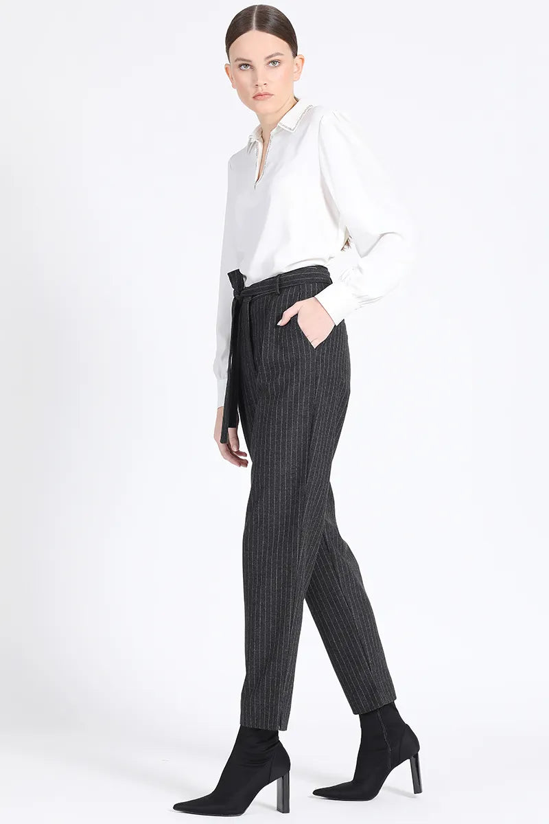 PANTALON SASTRE CON PINZA, RAYA DIPLOMATICA, GRIS