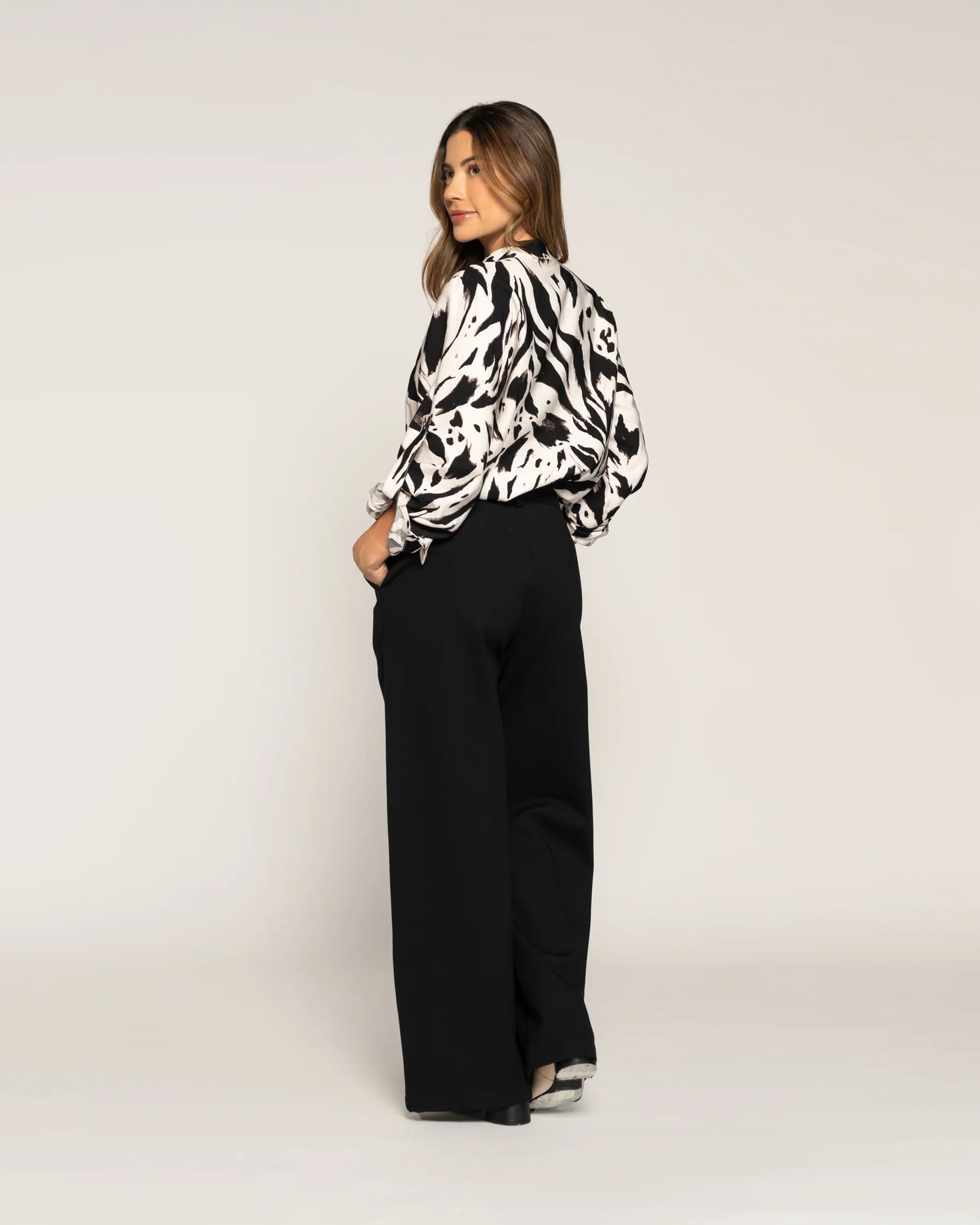 Blusa Simona Negra Cuello Mao V Manga larga Ajustada Puño tipo camisa Mujer