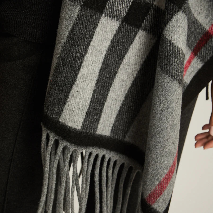 Poncho Gris Estampado Cuadrille