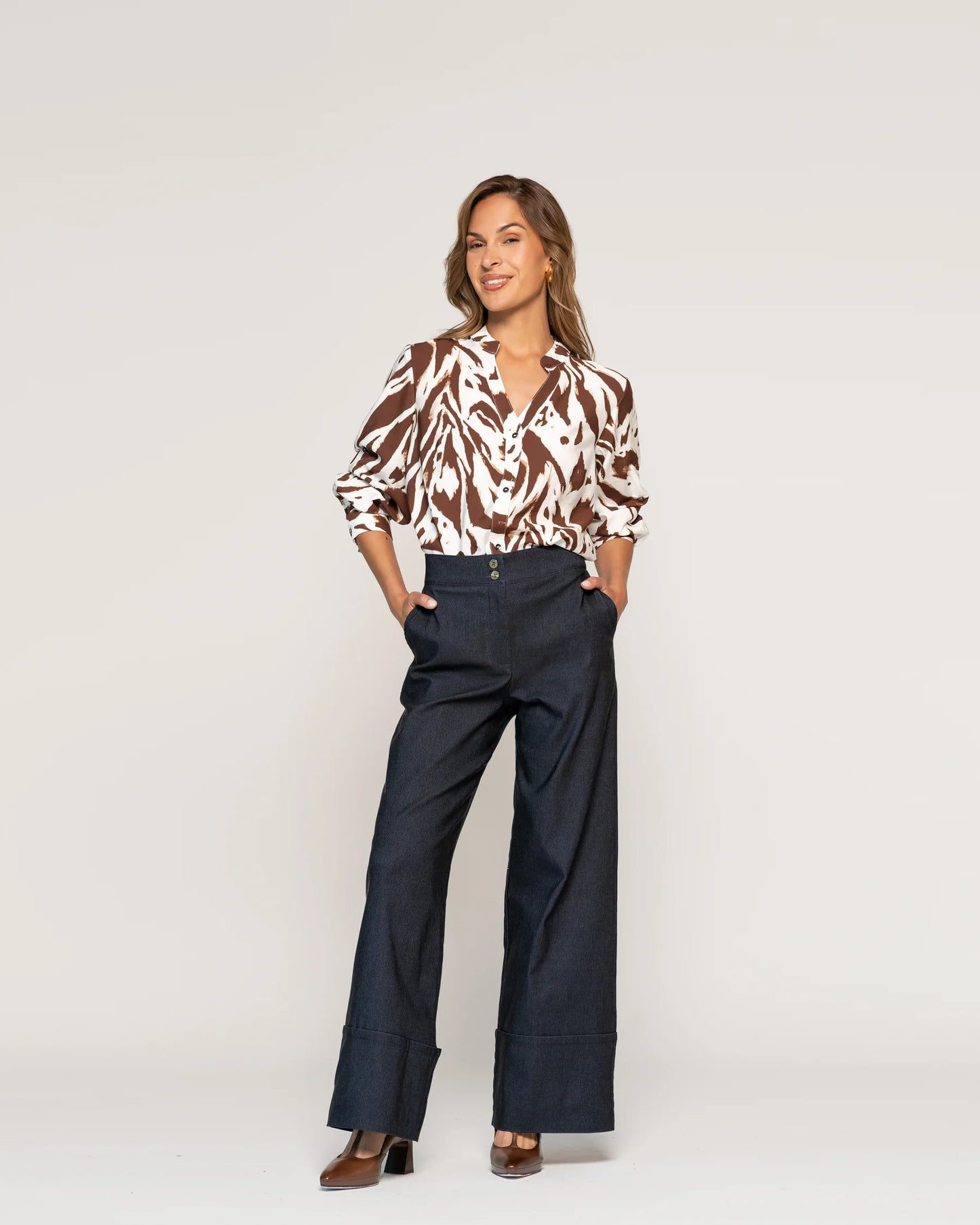 Blusa Serafina Café Cuello Mao V Manga larga Ajustada Puño tipo camisa Mujer