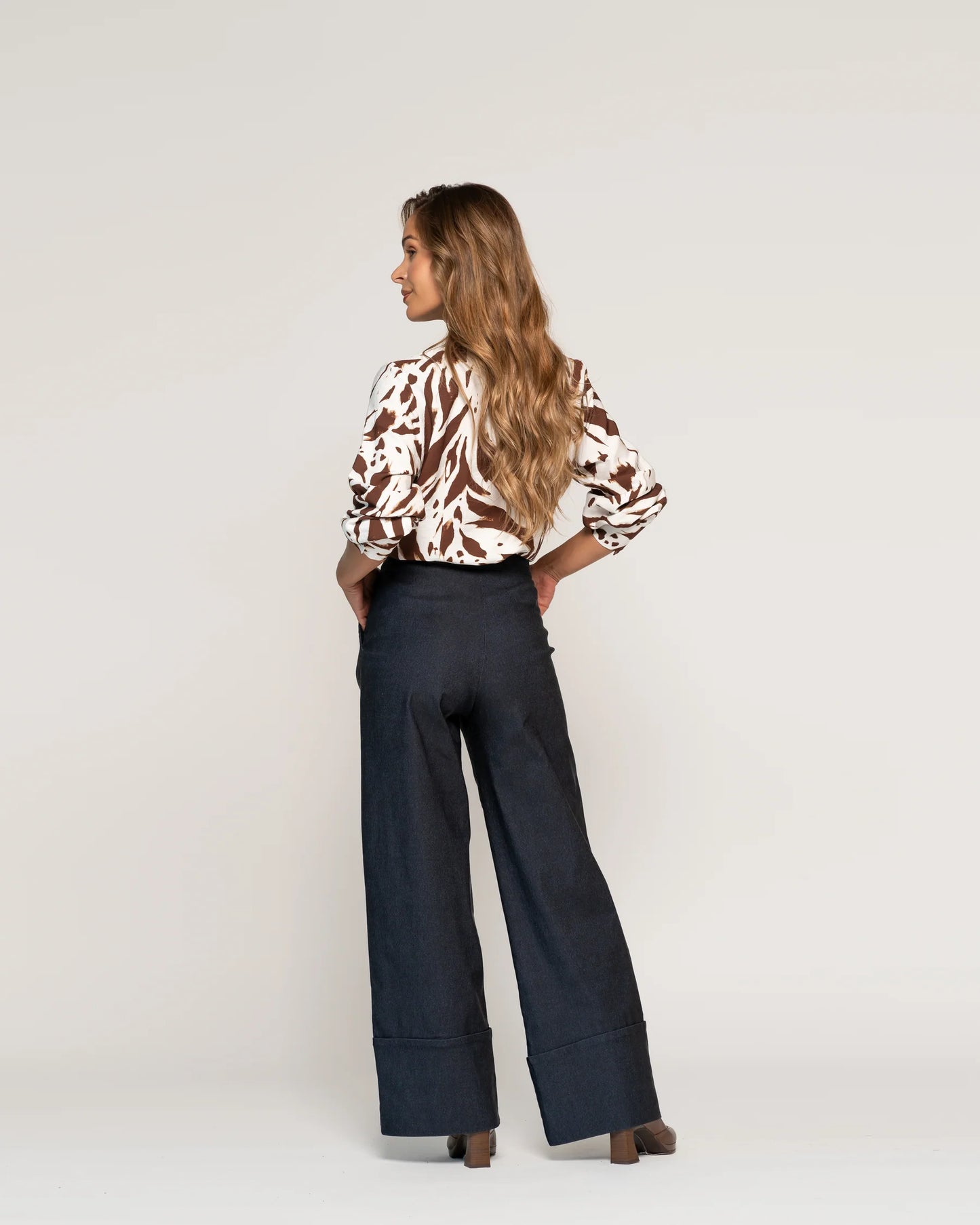 Blusa Serafina Café Cuello Mao V Manga larga Ajustada Puño tipo camisa Mujer