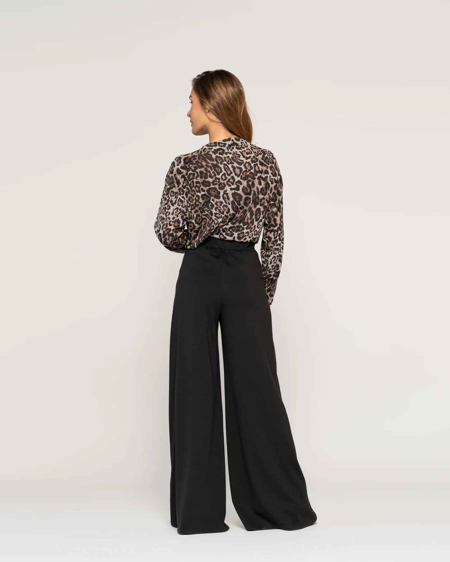 Polera Mercedes Animal Print Cuello alto cerrado Manga larga Ajustada Puño ajustado Mujer